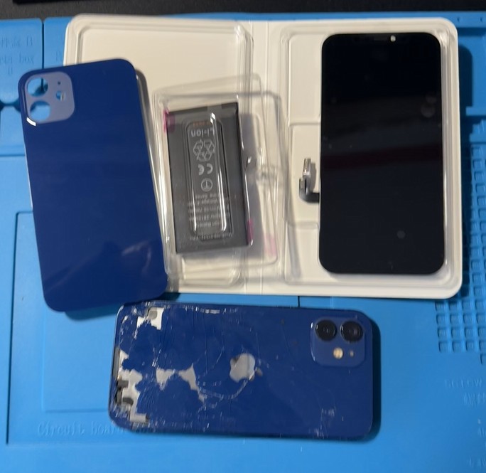 Réparation iPhone 12 bleu - Batterie et vitre arrière